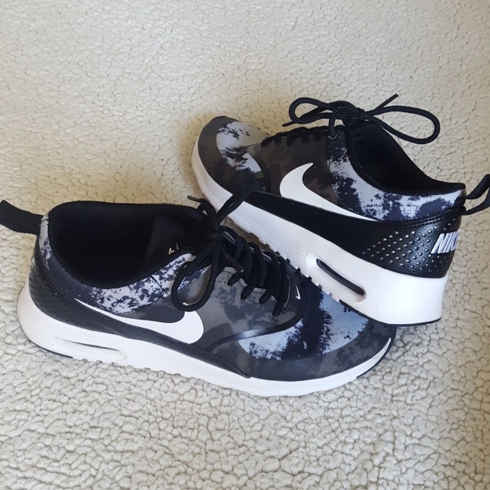 Lightly worn Nike Air Max Thea w/ leather accents